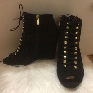 Black and gold wedges